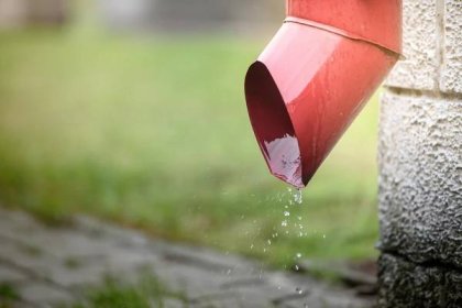 Jak využít dešťovou vodu: začněte odvodem vody z okapů