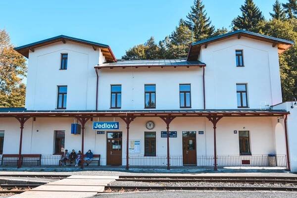 Spěte jako výpravčí. Opravené nádraží v Jedlové nabízí ubytování přímo u peronu