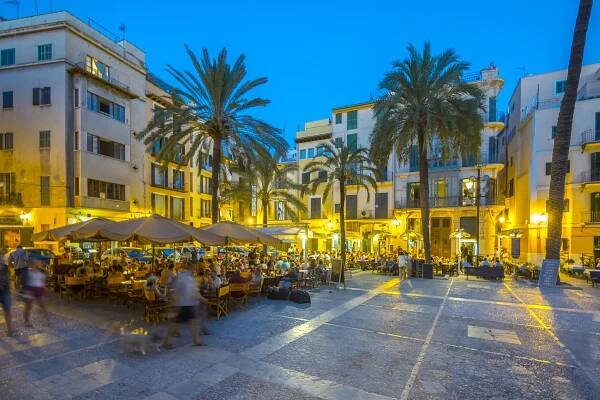 Restaurants in Paseo Sagrera in Palma de Mallorca - one of the best babymoon destinations