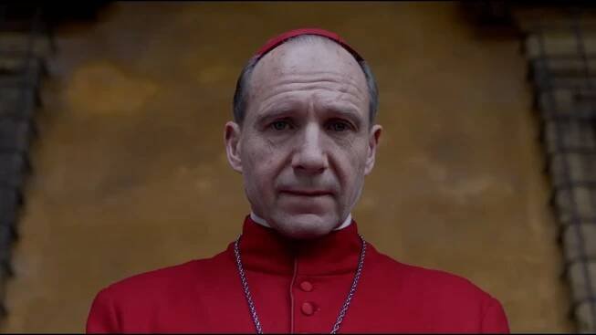 Proč Ralph Fiennes možná zase nevyhraje Oscara? Hlasující se mylně domnívají, že už ho má