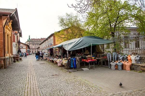 Holešovická tržnice: Kulturní památka stále v obležení vietnamských stánkařů