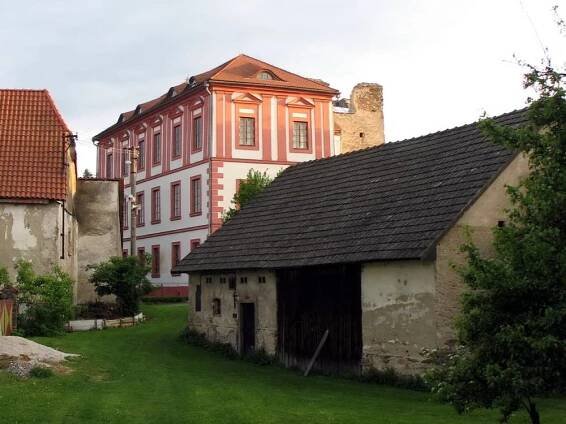Tvrz a zámek – Dobrš