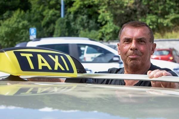 Uwe Kluger ist mit Unterbrechung seit 30 Jahren als Taxifahrer unterwegs. Fahrgäste müssen ab 22. August mehr bezahlen, wenn sie im Vogtland in ein Taxi steigen. 