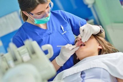 lidé, medicína, stomatologie a koncept zdravotní péče - šťastná zubařka kontrolující zuby pacientky - dentální hygienista - stock snímky, obrázky a fotky