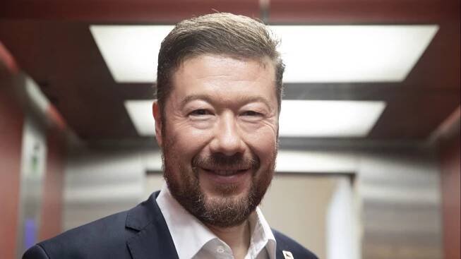 Bulvár řeší údajnou Okamurovu milenku. Předseda SPD vysvětlil, co s ní dělá