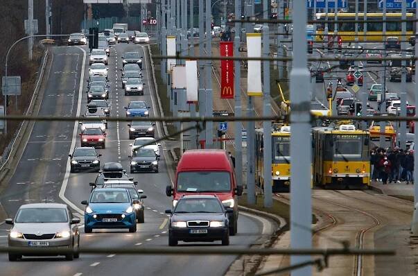Přibude elektromobilů i rychlovlaků, shodují se odborníci. Zbavit se závislosti na ropě je klíčové