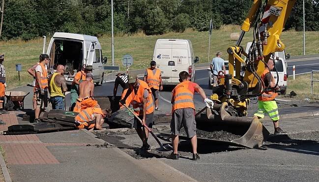 Uzavřeno, objížďka. Chodovou Planou neprojedete, opravují zde železniční přejezd