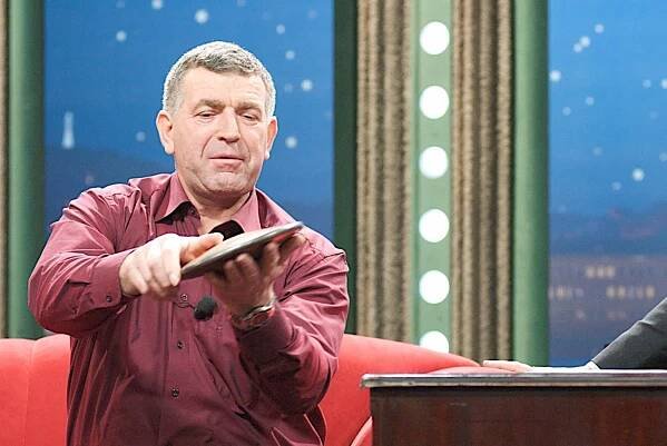 "Vezmete to do ruky, roztočíte a koukáte, jak fouká vítr." Instruuje případné zájemce o hod profík Bugár