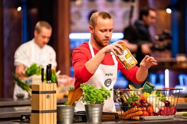 MasterChef Česko: Forejt v natáčkách a drsňák Kašpárek v slzách nad frgálem. Je to ještě soutěž ve vaření, nebo estráda