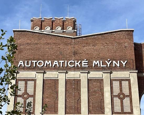 Umění a vzdělávání místo pytlů mouky. Co jsme viděli v Automatických mlýnech v Pardubicích? | EARCH.cz