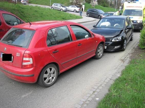 Nehoda tří vozidel na ulici Neradice v Uherském Brodu si vyžádala jedno zranění | POŽÁRY.cz - ohnisko žhavých zpráv | hasiči