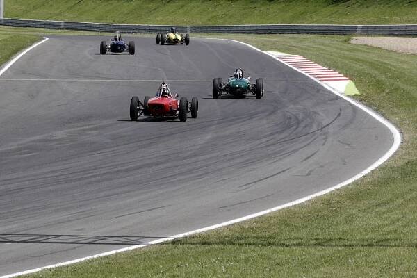 Podívejte se na fotografie závodu The Most Historic Grand Prix, který se vůbec poprvé konal v Česku
