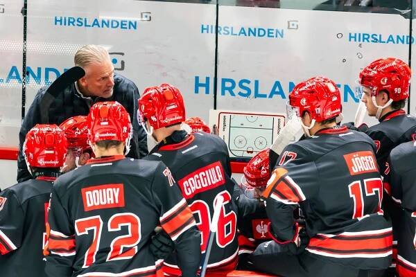 L’entraîneur Geoff Ward de Lausanne HC parle à ses joueurs lors d’un match de la Ligue des Champions de hockey contre les Belfast Giants à Lausanne, Suisse, le 5 septembre 2025.