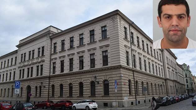 Zabiju tebe i tvého psa, nebraň ji, varoval ženin doprovod. Pak ji pobodal