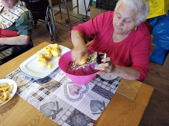 FOTO: Domovem pro seniory v Mimoni voněl štrůdl. Klienti si ho sami upekli