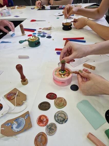 Workshop – Tradiční technika pečetění do horkého vosku – Design obalů | Střední Umělecká Škola v Ostravě