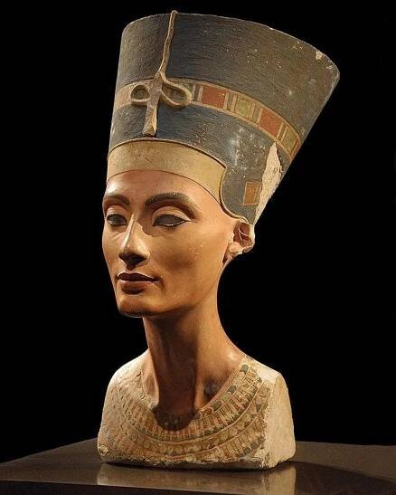 The bust of Nefertiti, presently in the Neues Museum. 