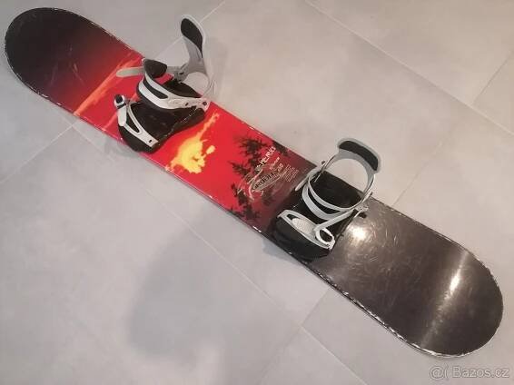 Prodám snowboard Generics Silence. Velikost 150cm.