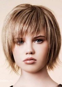 Účesy s ofinou na krátké vlasy (83 fotek): Dámské Střihy s přímými údery, krásné objemové účesy pro ženy na tenké vlasy