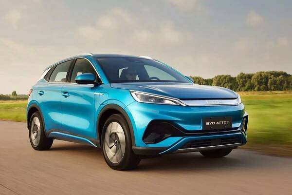 Největším čínským výrobcem elektromobilů je společnost BYD (nasnímku model Atto 3). Velké plány s ní má mj. německá autopůjčovna Sixt chce v příštích letech koupit 100 tisíc elektrovozů. (Ilustrační foto) Zdroj: BYD
