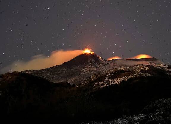 Etna chrlí kouř a lávu. Dočasně zavřela letiště