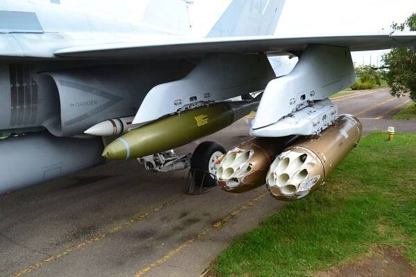McDonnell Douglas CF-18 Hornet - Wikipedia