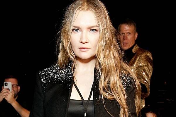 Anna Delvey uses the courtroom as advertising for fashion brand
