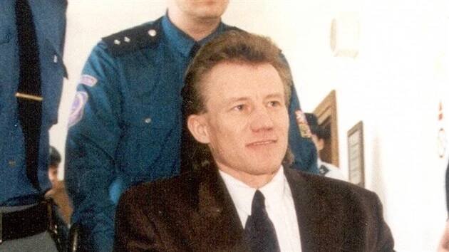 Jeden z orlických vrahů Karel Kopáč před jednáním soudu. (18. dubna 1997)