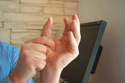 Koncepce fotografie bolesti nebo křeče v palci. Muž drží palec druhou dlaní, jejíž svaly jsou křečovité nebo bolavé. Použití fotografie pro neurologii, revmatologii nebo traumatologii — Stock obrázek