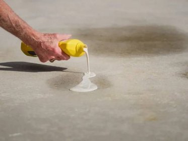 Proces čištění je možné urychlit speciálními čisticími přípravky na bázi kyselin, ale opatrně, neboť tyto přípravky mohou narušit povrchovou strukturu betonu nebo jeho barvu, proto se používají jen ve výjimečných případech