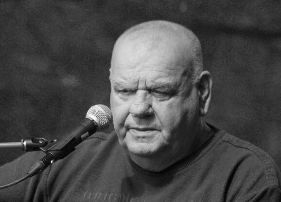 Ve věku 73 let zemřel písničkář a kytarista František Nedvěd, proslavily ho hity Kočovní herci či Jablůňka