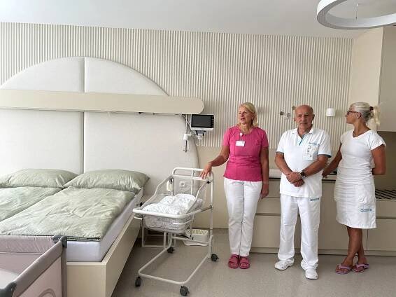 Nové pokoje v porodnici v Hořovicích: Po porodu umožňují pobyt pro celou rodinu