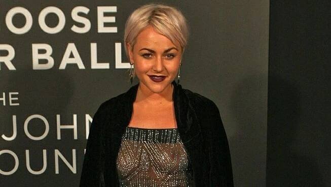 Vrchol nevkusu: Herečka Jaime Winstone vyrazila na charitativní akci v šatech, které odhalily celá ňadra - Super.cz