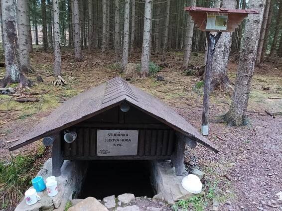 Tip na výlet: Vydejte se obdivovat okolí Podluhů. Třeba studánku či jezírko