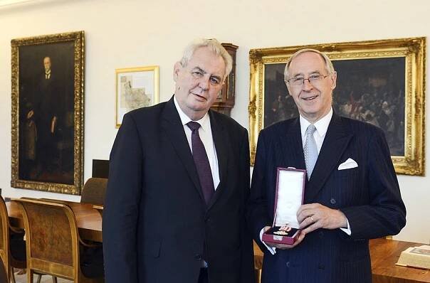 Zeman odměnil rakouského příbuzného Schwarzenberga. Předal mu Řád bílého lva
