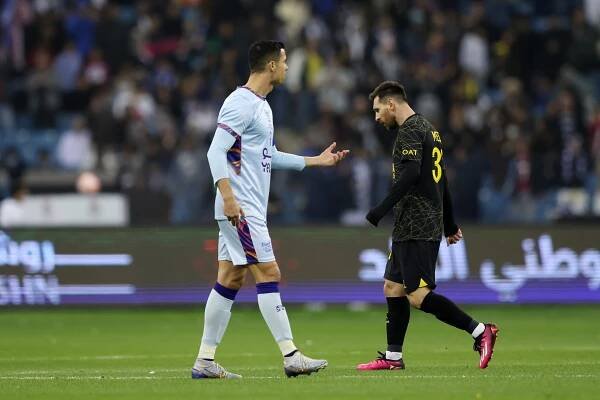 Lionel Messi ještě v dresu Paris Saint-Germain prochází kolem Cristiana Ronalda poté, co vstřelil první gól během přátelského utkání Winter Tour 2023 mezi Paris Saint-Germain a Al Nassr 19. ledna 2023 v Rijádu