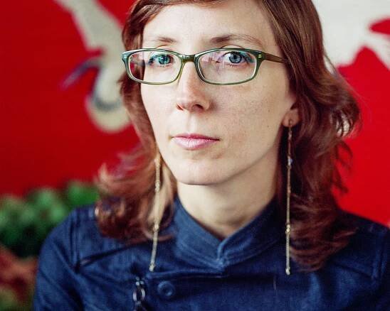 Kterak Mary Halvorson kope hudbu do zadku...