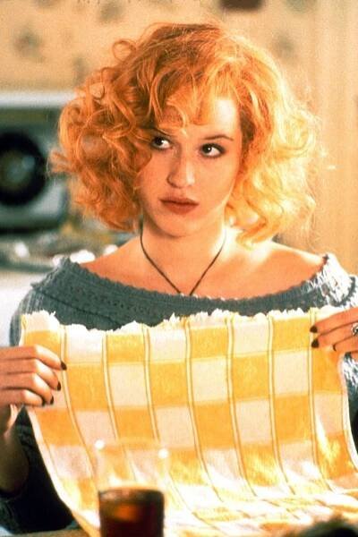 1987: Kratší kudrnaté vlasy (Molly Ringwald)