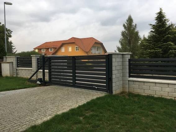 Vjezdové hliníkové brány - Posuvné brány | Tech-morava.cz