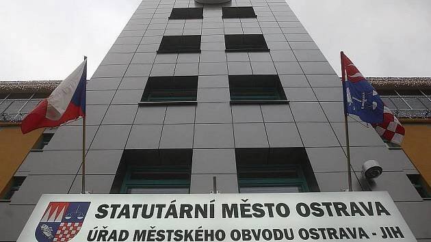 Sociální demokrat kradl předvolební plakáty, komplice stále tají