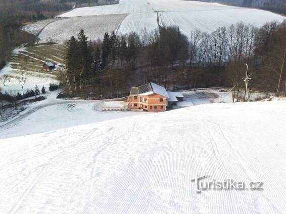 SKI SLATINA - nejprudší část sjezdovky s dolní stanicí a fast foodem s posezením