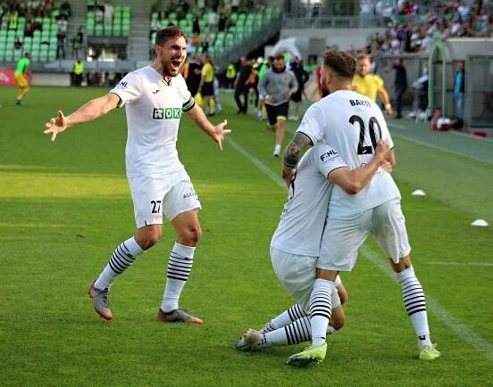 Fotbalisté MFK Karviná porazili v posledním zápase sezony Třinec 1:0, vyhráli druhou ligu (FORTUNA:NÁRODNÍ LIGA) a vybojovali postup do první ligy.