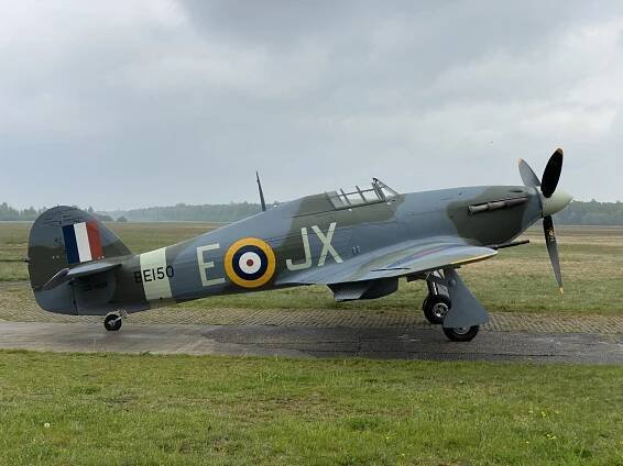 V Česku by měla už tento týden přistát velmi vzácná válečná stíhačka Hawker Hurricane, kterou získalo...
