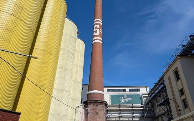Fotka: Komín pivovaru Staropramen je dominantou Smíchova