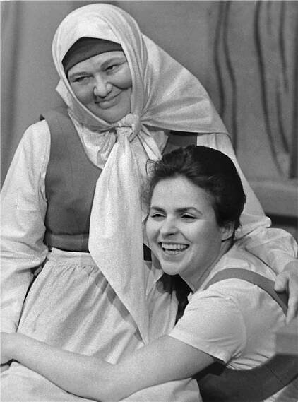 Lucerna - 30.04.1964, Marie Burešová (Mlynářova bába), Naděžda Gajerová (Hanička) Foto: Jaromír Svoboda