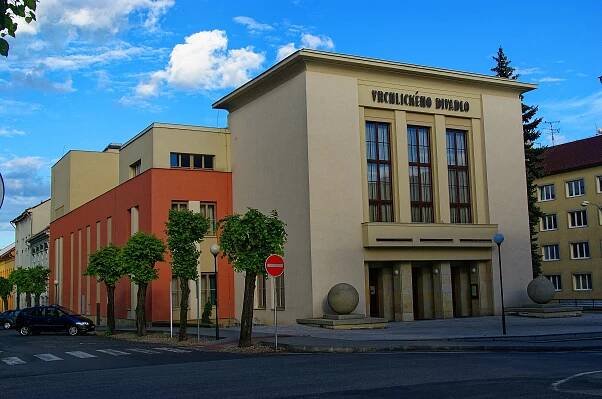 Soubor:Louny - Na Valích - View SE on Vrchlicky Theatre - Built in 1950.jpg – Wikipedie