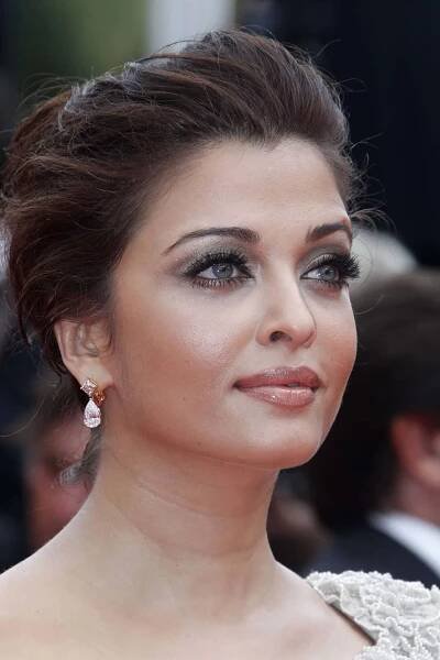 Aishwarya Rai glowing in a beautiful saree