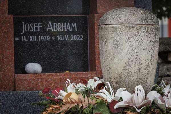 Legendární herec je pohřben ve svých rodných Kunovicích, což bylo jeho přání.