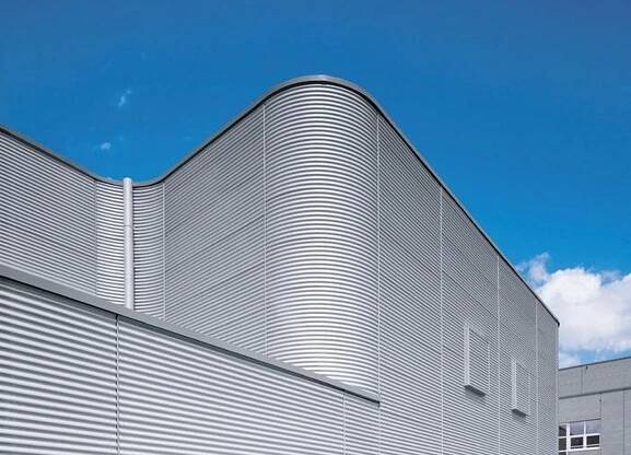 Fassade mit gerundetem Wellprofil