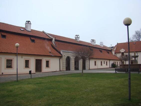 Divadlo Na Kovárně | Databáze domů s historií